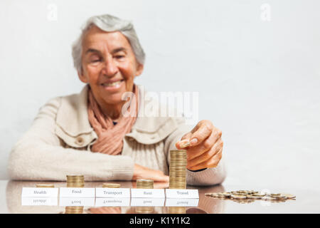 Senior donna bilancio con notevoli risparmi sui costi per i viaggi Foto Stock