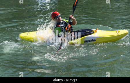 Il kayak Bowness Park Calgary AB Foto Stock