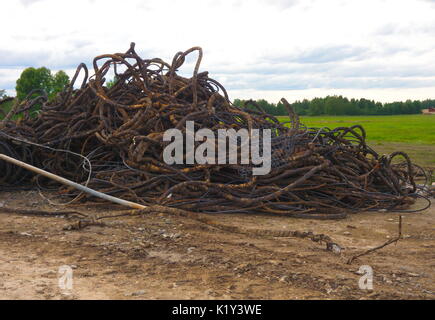 Cavi arrugginiti su un campo in campagna Foto Stock