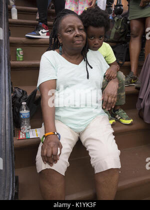 Nonna e nipote a Spike Lee 9 Brooklyn annuale ama Michael Jackson & Lei è ottenuto di avere il blocco Pary in Bedford Stuyvesant sezione o Foto Stock