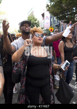 Folla si gode la musica a Spike Lee 9 Brooklyn annuale ama Michael Jackson & Lei è ottenuto di avere il blocco Pary in Bedford Stuyvesant sezione di Broo Foto Stock