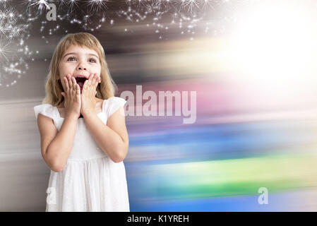 Ritratto di felice sorpresa adorabile bambina isolato. Foto Stock