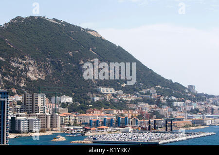 La Rocca di Gibilterra monolitico promontorio calcareo situato in British Overseas territorio di Gibilterra nella Penisola Iberica Foto Stock