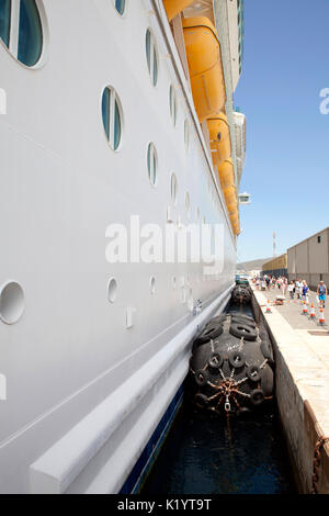 Dock Marine paraurti su nave da crociera al molo presso il porto di Gibilterra Foto Stock