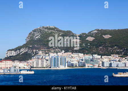 La Rocca di Gibilterra monolitico promontorio calcareo situato in British Overseas territorio di Gibilterra nella Penisola Iberica Foto Stock