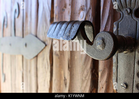 Porta Medioevale nad maniglia di ferro Foto Stock