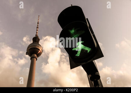 Green Ampelmann al semaforo di Berlino con la torre della televisione di Berlino sullo sfondo (Berliner Fernsehturm) 14 agosto 2017, Berlino, Germania Foto Stock