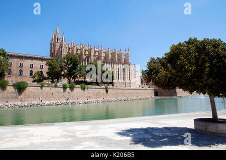 La cattedrale di Palma di Santa Maria, Palma de Mallorca Resort città capitale dell'isola spagnola di Maiorca (Maiorca) nel Mediterraneo occidentale Foto Stock