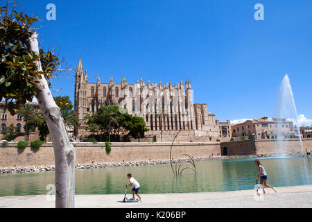La cattedrale di Palma di Santa Maria, Palma de Mallorca Resort città capitale dell'isola spagnola di Maiorca (Maiorca) nel Mediterraneo occidentale Foto Stock