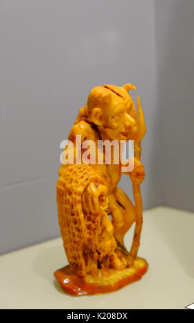 Figurina fatta di naturale ambra baltica. Museo Leba, Pomerania, Polonia Foto Stock