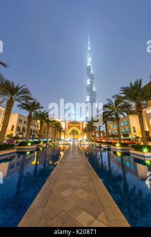 Palme e fontane, Burj Khalifa, blu ora, Dubai, emirato Dubai Emirati Arabi Uniti Foto Stock