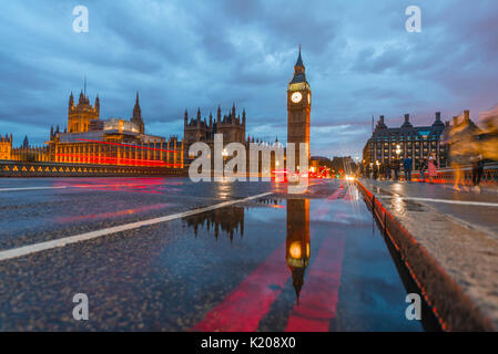 Westminster Bridge, Palazzo di Westminster, la Casa del Parlamento con la riflessione, Big Ben, City of Westminster, Londra, Inghilterra Foto Stock