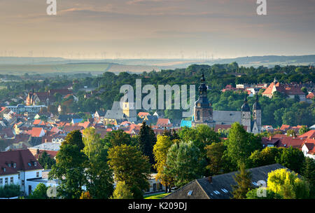 Vista di Eisleben, cityscape, a sinistra di Lutero chiesa battesimale, a destra la chiesa di Sant'Andrea, la città di Lutero Eisleben Foto Stock