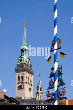 Chiesa torre Alter Peter, chiesa di San Pietro, Municipio e Maypole al Viktualienmarkt, città vecchia, Monaco di Baviera, Baviera superiore Foto Stock