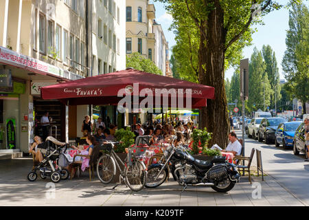 Street café sulla Leopoldstraße, Schwabing Monaco di Baviera, Baviera, Baviera, Germania Foto Stock