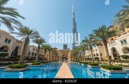 Palace hotel di città, palme e fontane, sul retro il Burj Khalifa, Dubai, emirato Dubai Emirati Arabi Uniti Foto Stock