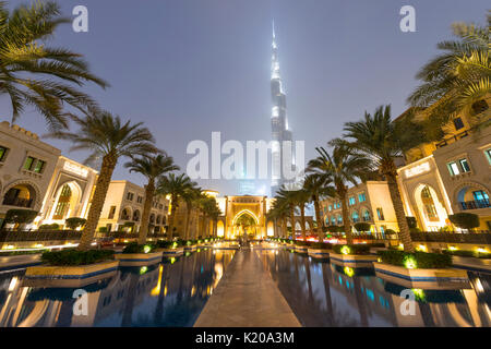 Palme e fontane, Burj Khalifa, blu ora, Dubai, emirato Dubai Emirati Arabi Uniti Foto Stock