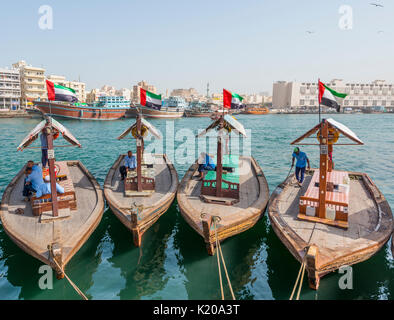 Alle tradizionali piccole navi sul Creek, Vecchio di Dubai, Emirati Arabi Uniti Foto Stock