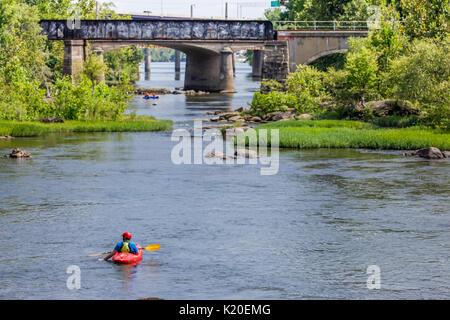 Il kayak sul fiume James - Richmond VA - Agosto, 2017. Foto Stock