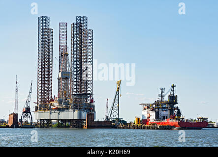 Texas, Galveston, Porto, Offshore oil piattaforma di trivellazione e la nave di sostegno al dock Foto Stock