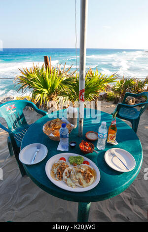 Cibo messicano sul tavolo in noce di cocco ristorante bar con splendida vista sulla costa, Isola di Cozumel Foto Stock