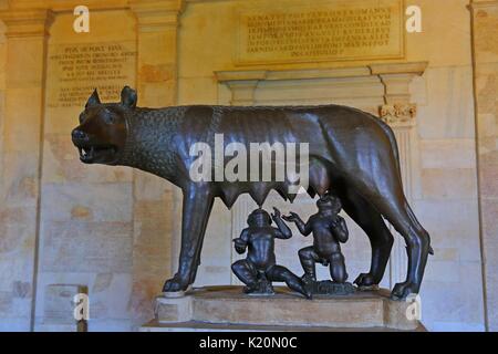 Statua di lupo capitolino visualizzati nei musei Capitolini di Roma, Italia. Foto Stock