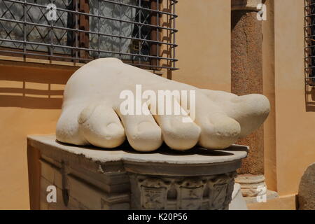 Piedi dell'imperatore romano Costantino, Roma Italia Foto Stock