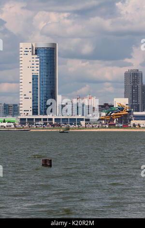 Il fiume e la città moderna. Kazan, Russia Foto Stock