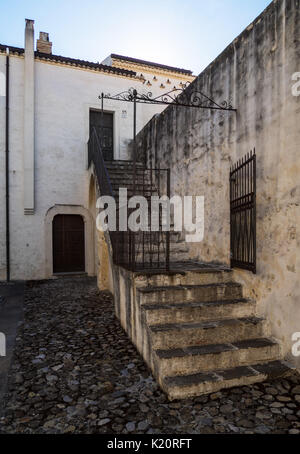 Aliano, Italia - un piccolo paese isolato tra le terre desolate colline della regione Basilicata, famoso per essere l'esilio e la tomba dello scrittore Carlo Levi Foto Stock