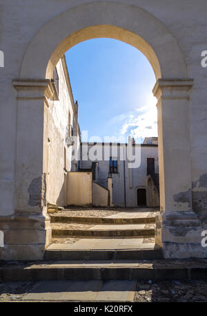 Aliano, Italia - un piccolo paese isolato tra le terre desolate colline della regione Basilicata, famoso per essere l'esilio e la tomba dello scrittore Carlo Levi Foto Stock