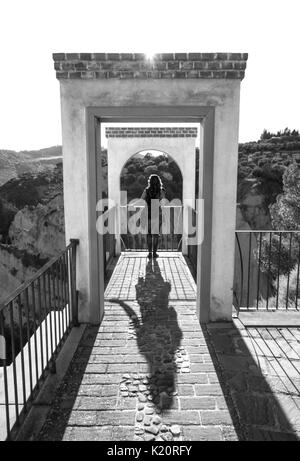 Aliano, Italia - un piccolo paese isolato tra le terre desolate colline della regione Basilicata, famoso per essere l'esilio e la tomba dello scrittore Carlo Levi Foto Stock