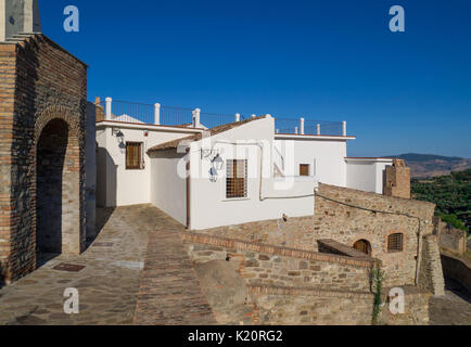 Aliano, Italia - un piccolo paese isolato tra le terre desolate colline della regione Basilicata, famoso per essere l'esilio e la tomba dello scrittore Carlo Levi Foto Stock