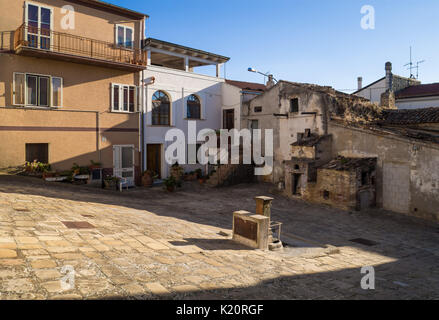 Aliano, Italia - un piccolo paese isolato tra le terre desolate colline della regione Basilicata, famoso per essere l'esilio e la tomba dello scrittore Carlo Levi Foto Stock