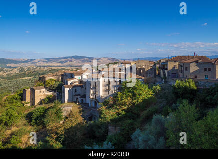 Aliano, Italia - un piccolo paese isolato tra le terre desolate colline della regione Basilicata, famoso per essere l'esilio e la tomba dello scrittore Carlo Levi Foto Stock