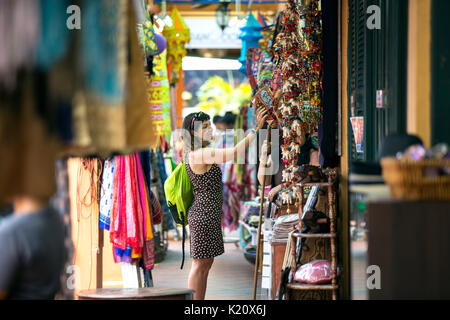 Signorina straniera tourist shopping per colorata indian curiosità in un artigianato indiano souvenir shop in Little India,little india arcade,Singapore,asia Foto Stock