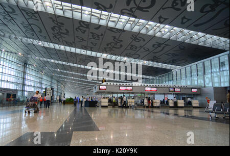 KOLKATA, INDIA - Lug 29, 2015. Persone in attesa per il check-in presso la sala partenze di Netaji Subhash Chandra Bose International Airport in Kolkata, West Ben Foto Stock