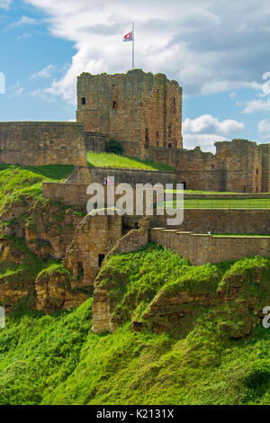 Rovine del centro storico Castello di Tynemouth e priory sulla collina rocciosa sotto il cielo blu, Inghilterra Foto Stock