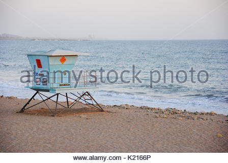 Un bagnino torre su una spiaggia californiana Foto Stock