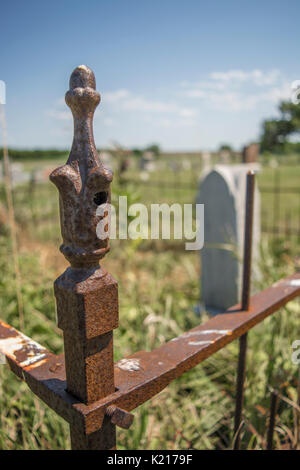 Rusty palo da recinzione al cimitero Foto Stock