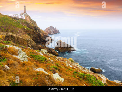 Faro sulla costa rocciosa. Faro di Vilan (Faro de Cabo Vilan) Camarinas, Galizia, Spagna Foto Stock