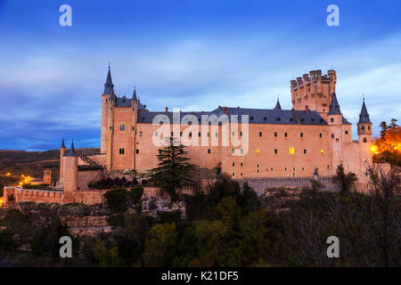 Alcazar of Segovia nel novembre del crepuscolo. Spagna Foto Stock