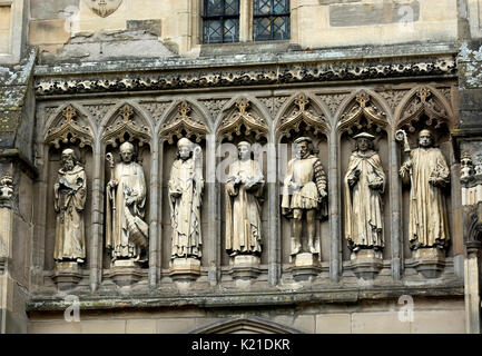 Statue sul portico meridionale della cattedrale di Leicester, Leicestershire, England, Regno Unito Foto Stock