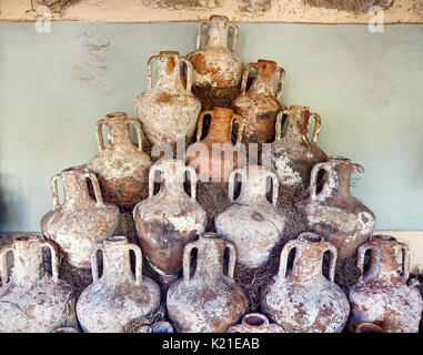 Antichi vasi di argilla nel museo del castello di Bodrum in Turchia Foto Stock