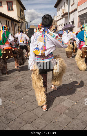 Giugno 17, 2017 Pujili, Ecuador: giovane maschio danceer nel tradizionale cloting effettuando al Corpus Domini celebrazione Foto Stock