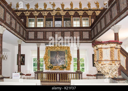 Chiesa del castello (fondata 1293, ricostruita 1694) presso il castello di Eutin in Holstein, Germania. I dodici Apostoli stanno al di sopra del royal box sul balcone. Foto Stock