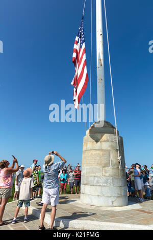 Fort Sumter - Charleston, Carolina del Sud - Agosto 23, 2017: turisti testimoniano la salita della bandiera americana a Fort Sumter sito in Charleston Foto Stock