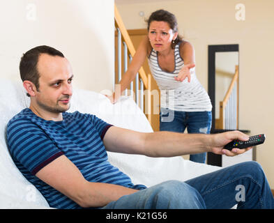 Sconvolto moglie e furiosa spagnolo marito discutendo di divorzio Foto Stock