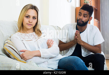 Positivo nero marito consolante offeso moglie dopo la disputa interna Foto Stock