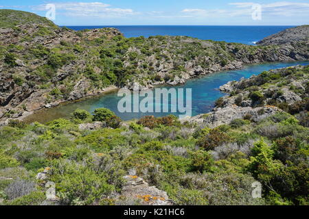 Spagna Il paesaggio costiero piccola baia con acqua chiara, mare Mediterraneo, Cala Bona nel parco naturale di Cap de Creus, in Costa Brava Cadaques, Catalogna Foto Stock