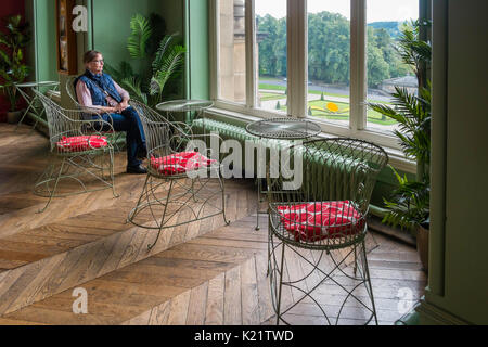 Secondo piano presso il Museo Bowes eleganti sedie dove i visitatori il mio sedere riposare e godere la vista dei giardini e del paesaggio Foto Stock